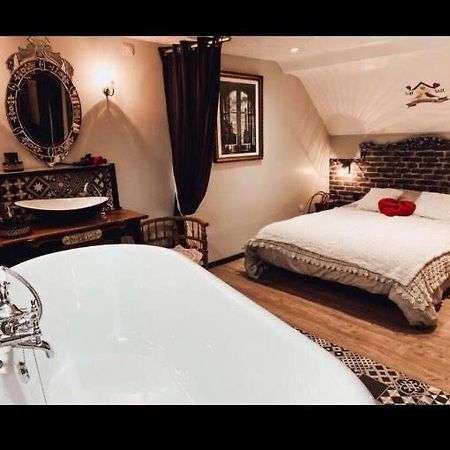 Appartement Romantique Parisien, Baignoire Retro Au Pied Du Lit Boulogne-sur-Mer Eksteriør billede