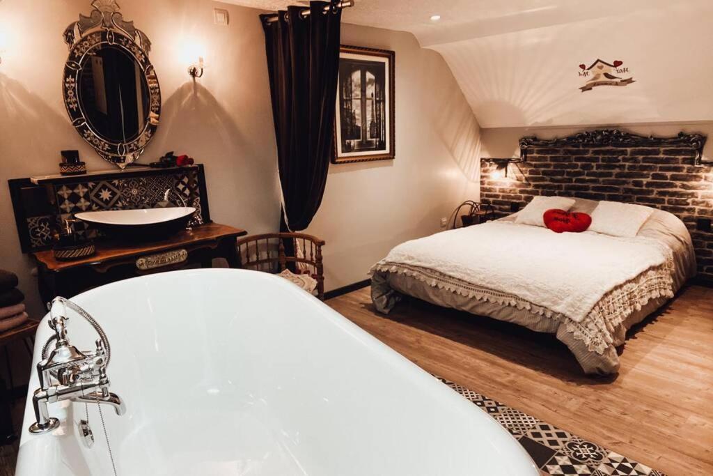 Appartement Romantique Parisien, Baignoire Retro Au Pied Du Lit Boulogne-sur-Mer Eksteriør billede