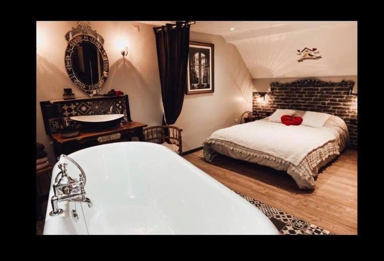 Appartement Romantique Parisien, Baignoire Retro Au Pied Du Lit Boulogne-sur-Mer Eksteriør billede